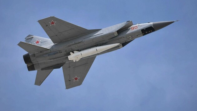 Russland hat nach Angaben der Ukraine bei einem Angriff auch Hyperschallraketen des Typs Kinschal (im Bild am Rumpf einer MiG-31) eingesetzt. (Bild: Wikimedia Commons/kremlin.ru (CC-BY 4.0))