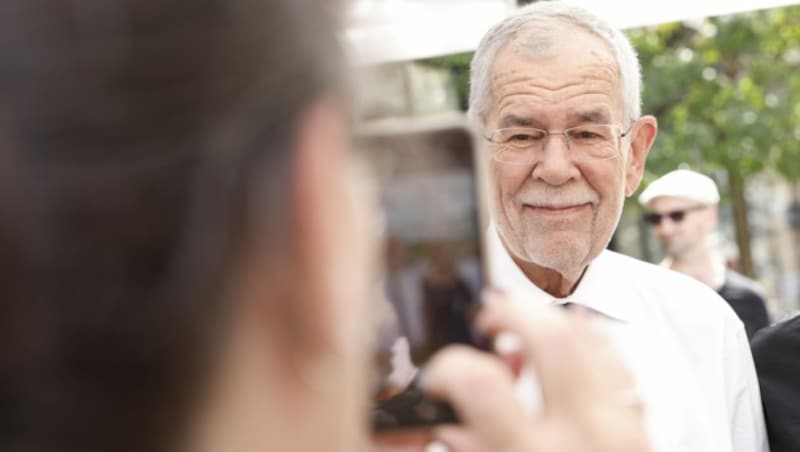 Bundespräsident Alexander Van der Bellen kämpft um seine Wiederwahl und kann dabei auf die Unterstützung aller neun Landeschefs zählen. (Bild: APA/ERWIN SCHERIAU)