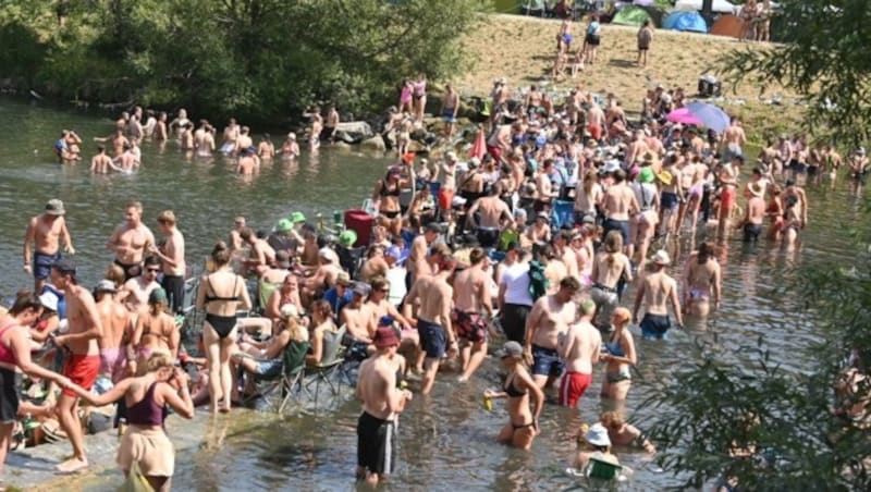 Das Festivalvolk sucht bei den hitzigen Temperaturen Abkühlung in der Traisen. Für die nötige Flüssigkeitszufuhr ist gesorgt - die Stimmung ist top! (Bild: Attila Molnar)