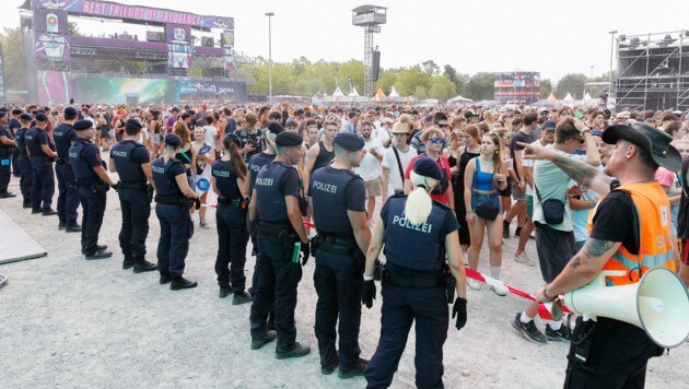 Die Polizie räumte das Kerngelände des Festivals. (Bild: APA/FLORIAN WIESER)