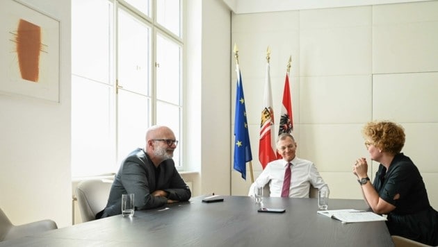 El gobernador Thomas Stelzer en una entrevista con Werner Pöchinger e Ida Metzger.  (Imagen: Wenzel Markus)