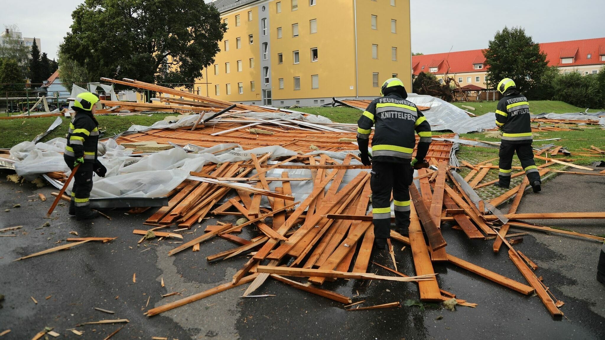 Böen Mit 140 Km/h - Sturm über Steiermark: 85.000 Haushalte Ohne Strom ...