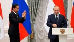 Indonesiens Präsident Widodo mit seinem Kollegen Putin in Moskau (Archivbild) (Bild: AP)