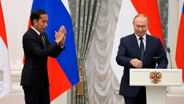 Indonesiens Präsident Widodo mit seinem Kollegen Putin in Moskau (Archivbild) (Bild: AP)