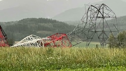 Der Sturm knickte Strommasten um und legte damit auch den Bahnverkehr teilweise lahm. (Bild: APA/Energie Steiermark)