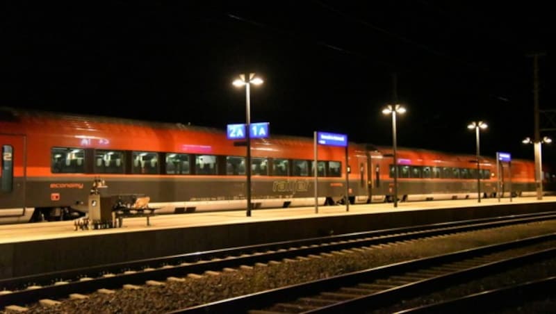 Stundenlang stand der Railjet in Neumarkt. (Bild: Kevin Geißler)