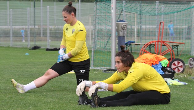 Janine Koretic (li.) ersetzt heute Charlotte Voll (re.) beim Bundesliga-Auswärtsspiel in Linz im Altacher Tor. (Bild: Peter Weihs/Kronenzeitung)
