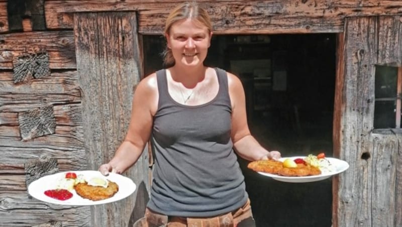 Wirtin Nicole präsentiert die Hausspezialität - die köstlichen Wiener Schnitzel. (Bild: Peter Freiberger)