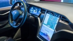 Cockpit eines Elektro-SUV vom Typ Tesla Model X: überall Touchscreens (Bild: stock.adobe.com)