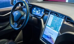 Cockpit eines Elektro-SUV vom Typ Tesla Model X: überall Touchscreens