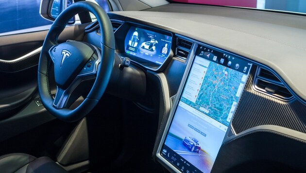 Cockpit eines Elektro-SUV vom Typ Tesla Model X: überall Touchscreens