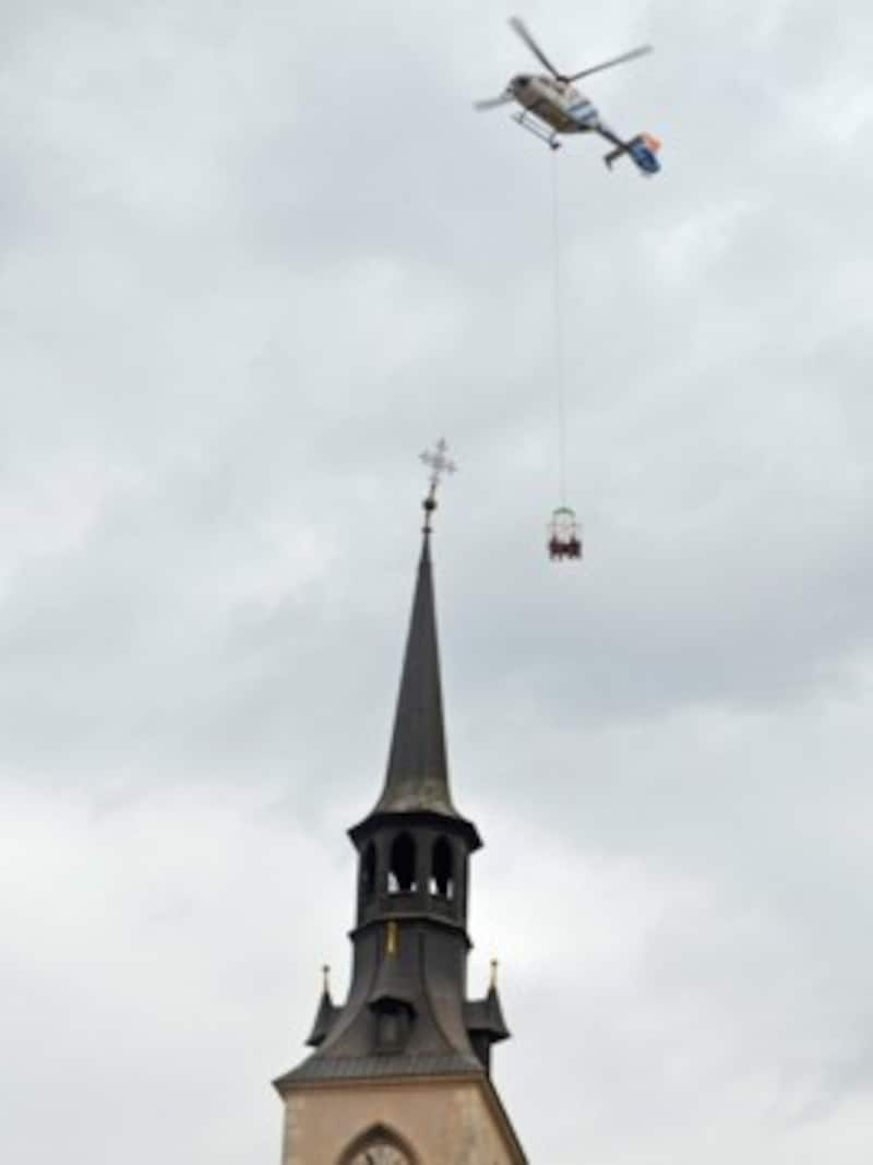 Der Sturm hat das Kirchenkreuz der Stadtpfarrkirche in Bruck abgeknickt. Es musste mit einem Hubschrauber geborgen werden. (Bild: Stadt Bruck)