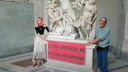 Zwei Mitglieder von Ultima Generazione klebten sich an der Statue Laokoon-Gruppe (Laocoön and His Sons) fest. (Bild: Ultima Generazione Via AP)
