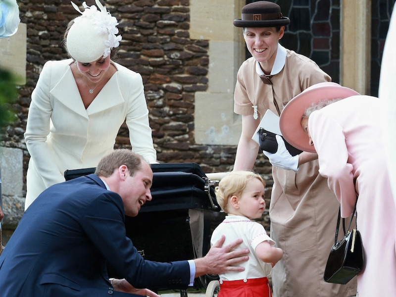 Maria Borrallo kümmert sich seit neun Jahren um die royale Rasselbande. Hier ist sie mit Kate, William, der Queen und Prinz George bei der Taufe von Prinzessin Charlotte zu sehen. (Bild: 2015 Getty Images)