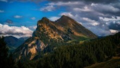 Die Kanisfluh wurde unter Naturschutz gestellt - das hielt die Brüder aus Deutschland aber nicht davon ab, mit ihrem Jagdfilmer im steilen Gelände einen Steinbock zu schießen und das tote Tier dann vom Heli ins Tal fliegen zu lassen - sie selbst waren auch an Bord. (Bild: Stiplovsek Dietmar)