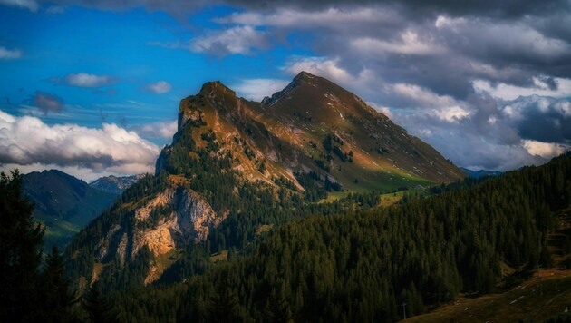 Die Kanisfluh wurde unter Naturschutz gestellt - das hielt die Brüder aus Deutschland aber nicht davon ab, mit ihrem Jagdfilmer im steilen Gelände einen Steinbock zu schießen und das tote Tier dann vom Heli ins Tal fliegen zu lassen - sie selbst waren auch an Bord. (Bild: Stiplovsek Dietmar)