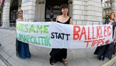 Aktivistinnen im Rahmen der Klimablockierer-Tour vor der ÖVP-Zentrale in Wien (Bild: APA/ROLAND SCHLAGER)