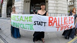 Aktivistinnen im Rahmen der Klimablockierer-Tour vor der ÖVP-Zentrale in Wien (Bild: APA/ROLAND SCHLAGER)