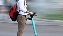 Alkohol am E-Scooter ist tabu, das wusste auch der betrunkene Innviertler und wollte der Polizei entkommen (Bild: APA/Roland Schlager)