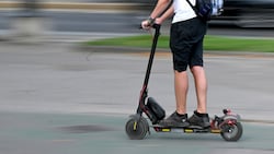 Der Mann war mit einem E-Scooter unterwegs (Symbolbild). (Bild: APA/ROLAND SCHLAGER)