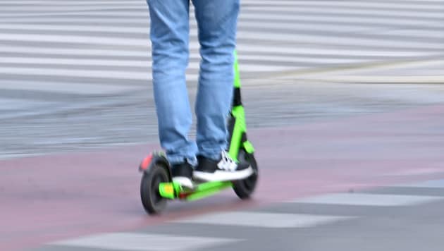 Am Montagabend ist ein zwölfjähriger Steirer von einem E-Scooter gestürzt und hat sich dabei am Kopf verletzt (Symbolbild). (Bild: APA/ROLAND SCHLAGER)