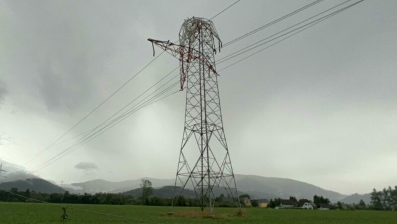 Ein umgekippter Strommast in Weißkirchen in der Steiermark (Bild: APA/MARKUS ANGERER)