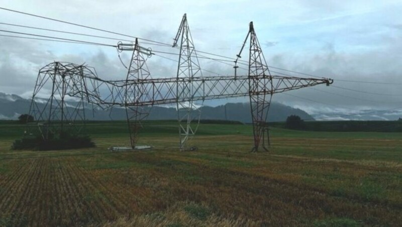 Ein umgekippter Strommast in Weißkirchen in der Steiermark (Bild: APA/MARKUS ANGERER)