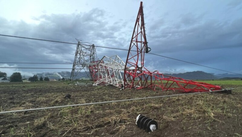 Ein umgekippter Strommast in Weißkirchen in der Steiermark (Bild: APA/MARKUS ANGERER)