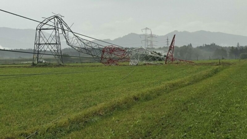 Ein umgekippter Strommast in Weißkirchen in der Steiermark (Bild: APA/MARKUS ANGERER)