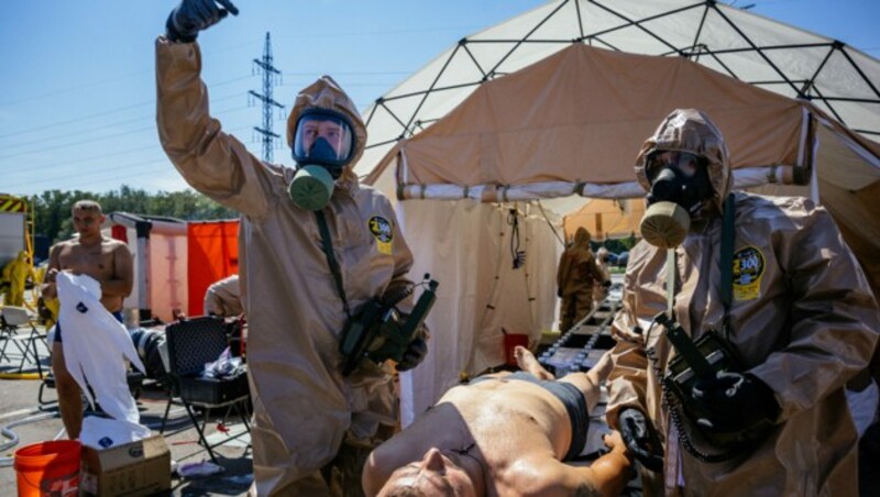 Rettungskräfte des ukrainischen Katastrophenschutzes üben in der Stadt Saporischschja das Szenario eines Reaktorunfalls. (Bild: APA/AFP/Dimitar DILKOFF)