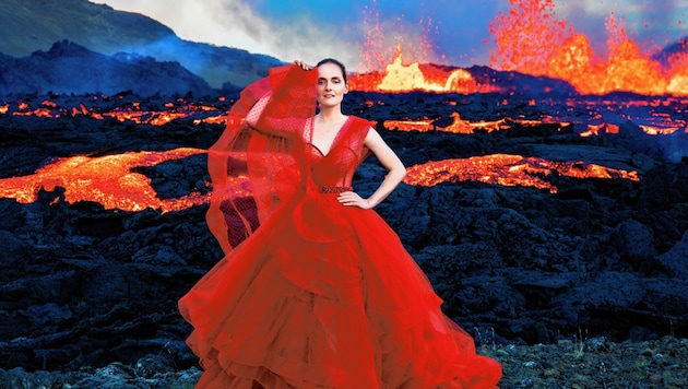Eva Poleschinski vor der brodelnden Lava im Meradalir-Tal: „Die spürbare Urgewalt der Natur ist kaum zu beschreiben.“ (Bild: Oliver Rathschüler)