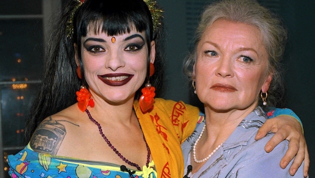 Sängerin und Schauspielerin Eva-Maria Hagen mit ihrer Tochter Nina Hagen (Bild: Horst Ossinger / dpa / picturedesk.com)