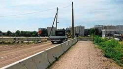 Der Schulweg neben dem großen Baufeld Berresgasse. (Bild: Martin Ertl)