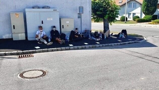 Alltäglicher Anblick: Erschöpft von der Flucht, warteten Migranten in Nikitsch auf den Transport. (Bild: Christian Schulter)