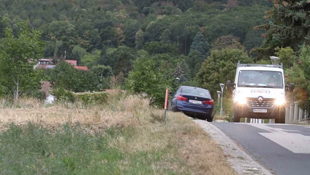 Einspurig mit Gegenverkehr: Ausweichen muss man in den Acker. (Bild: Judt Reinhard)