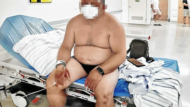 Im Spital saß der Patient (43) stundenlang schweißgebadet auf dem Gang, Bettüberzug aus Plastik - das hielt die Familie per Foto fest. (Bild: Privat)