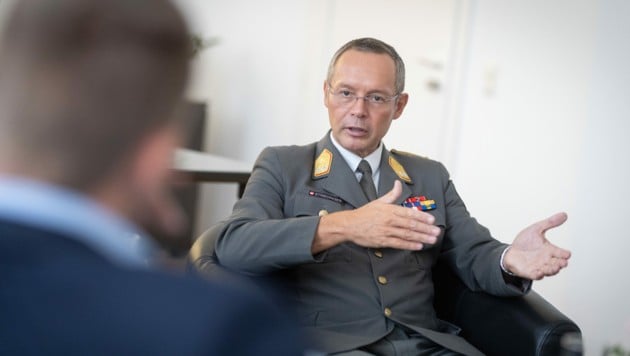 Generalmajor Rudolf Striedinger, der designierte nächste Generalstabschef des Bundesheeres, im „Krone“-Gespräch mit Paul Tikal (Bild: BMLV/Daniel TRIPPOLT)