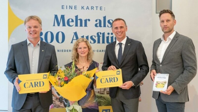 Niederösterreich-Card ein Ausflugsleben lang: Glückliche Gewinnerin Heidemarie Ehn mit Michael Duscher, Landesrat Jochen Danninger und Klemens Wögerer. (Bild: Gerhard Pfeffer)