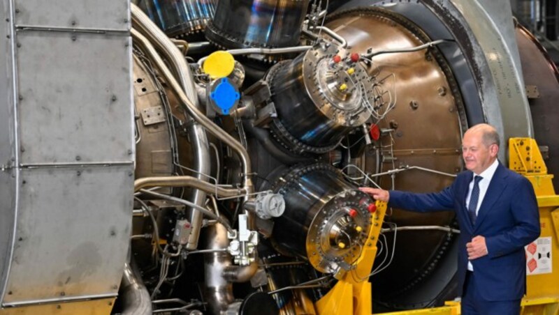 Deutschlands Bundeskanzler Olaf Scholz mit der umstrittenen Gasturbine (Bild: AFP)