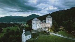 Dunkle Wolken werden sich wohl heute über der Burg Kaprun ausbreiten. Auch der Sonntag wird anfänglich bewölkt. Aber: Nächste Woche wird es wieder heiß und sonnig. Sonnenhungrige können sich auf das Baden freuen. (Bild: EXPA/ JFK)