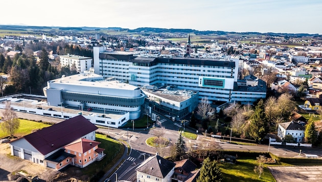 Auch das Rieder Krankenhaus ist ein Kunde der Energie Ried. Die Strompreisanhebung soll im Spital für Unmut gesorgt haben. (Bild: Scharinger Daniel)