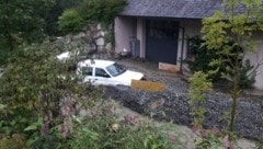 Im Wildschönauer Ortsteil Auffach im Bereich „Melkstatt“ trat ein Bach über die Ufer und vermurte die Straße auf einer Länge von etwa 100 Metern. (Bild: zoom.tirol)