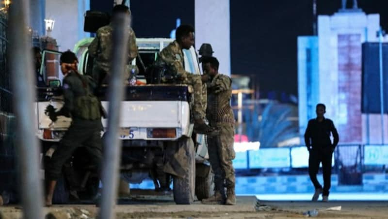 Sicherheitskräfte vor dem „Hayat“-Hotel in Mogadischu, das am Freitagabend von Kämpfern der radikalislamischen Miliz Al-Shabaab angegriffen wurde. (Bild: AFP/Ali Elmi)