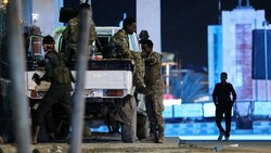 Sicherheitskräfte vor dem „Hayat“-Hotel in Mogadischu, das am Freitagabend von Kämpfern der radikalislamischen Miliz Al-Shabaab angegriffen wurde. (Bild: AFP/Ali Elmi)