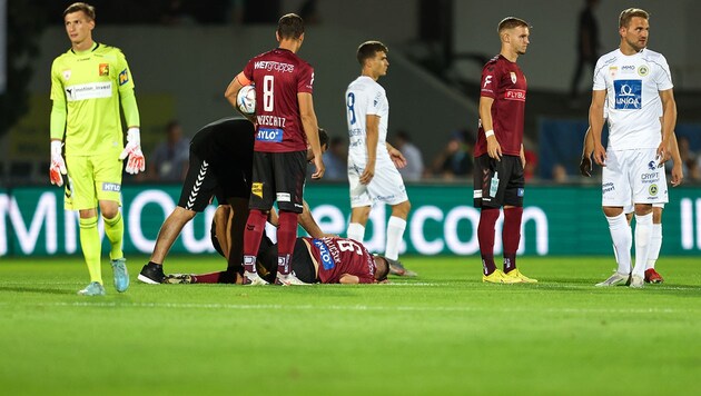 Lukas Malicsek liegt mit Schmerzen am Boden. (Bild: GEPA )