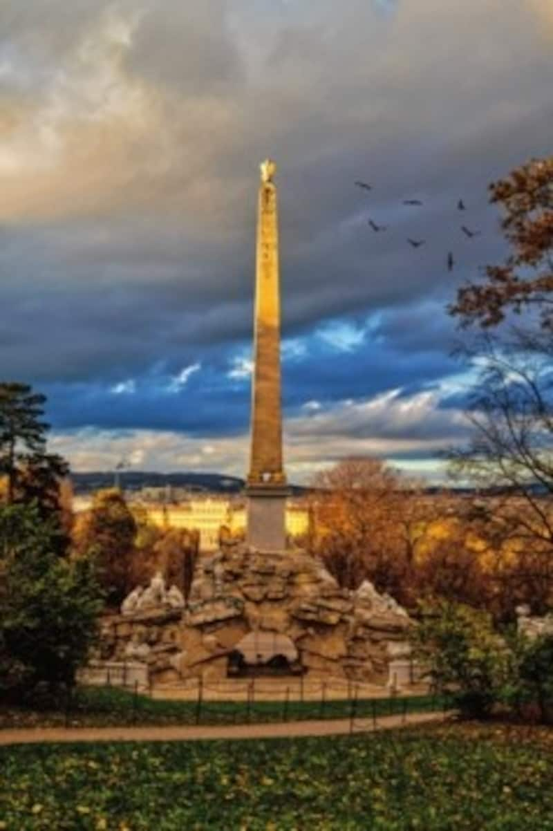 Eines der Rätsel von Schloss Schönbrunn birgt der große Obelisk am Ende der östlichen Diagonalallee. An Seiten sind goldene Hieroglyphen eingraviert, die bislang als Fantasiezeichen oder Pseudohieroglyphen galten. Doch dem ist nicht so... (Bild: privat)