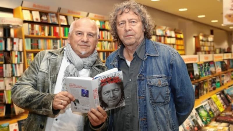 Peter Cornelius mit seinem Buch „Reif für die Insel“ (Bild: KRISTIAN BISSUTI)