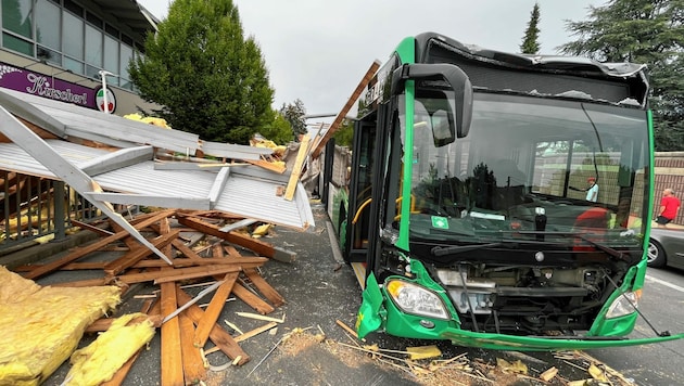 Wie durch ein Wunder blieben die Passagiere dieses Linienbusses in Graz unverletzt. (Bild: Jauschowetz Christian)
