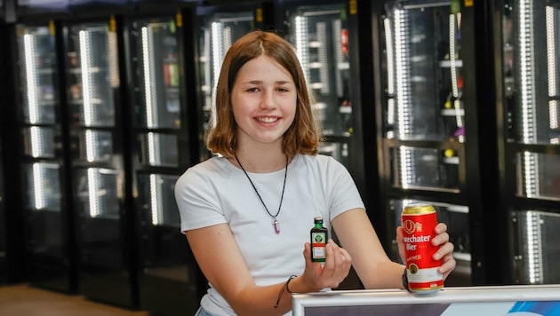 Clara Flöckner (12) konnte sich Bier und Schnaps kaufen. (Bild: Tschepp Markus)