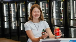 Clara Flöckner (12) konnte sich Bier und Schnaps kaufen. (Bild: Tschepp Markus)